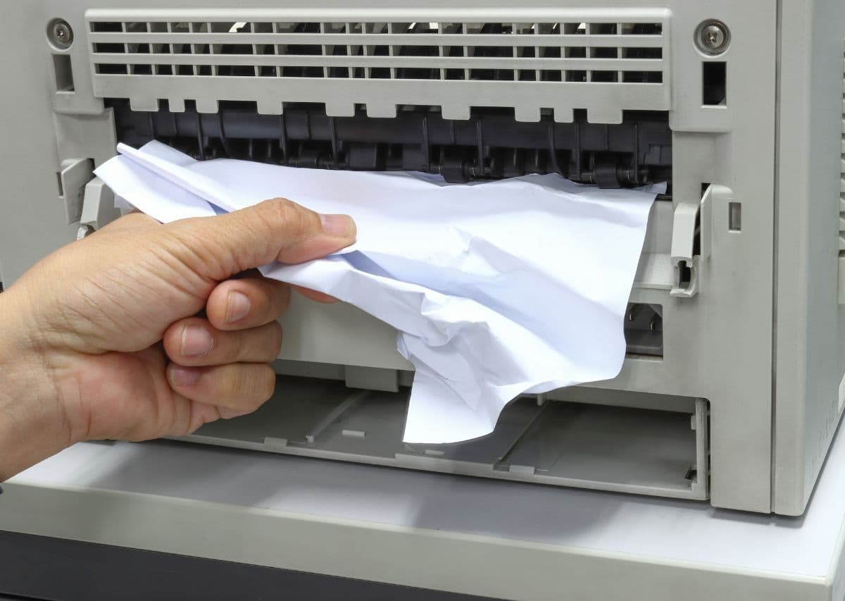 Usuwanie zaciętego papieru z drukarki. O czym należy pamiętać?